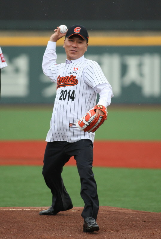 국민생활체육 야구인협회 강호진 회장님의 시구